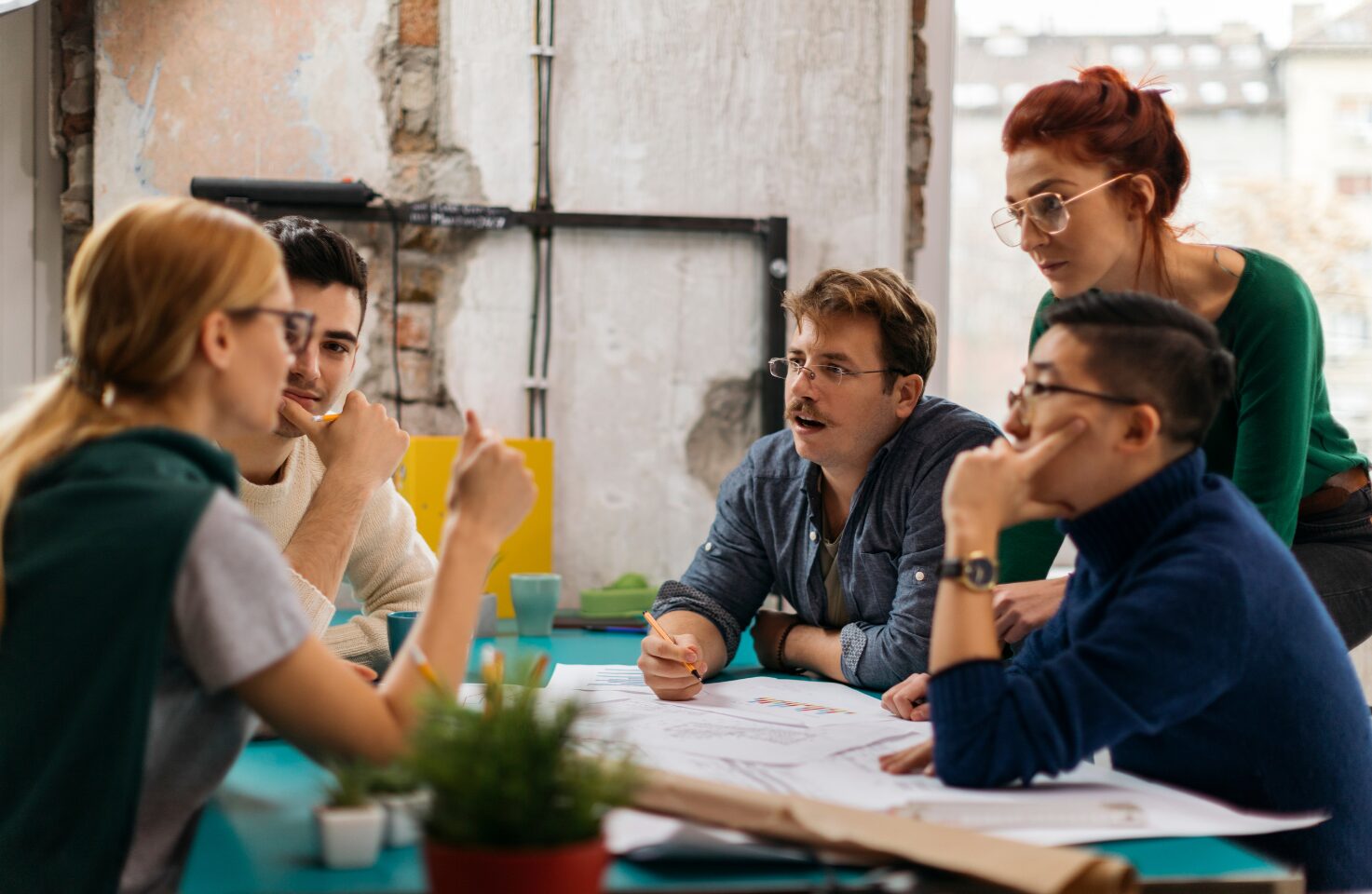 A team collaborates and communicates freely about a complex project.