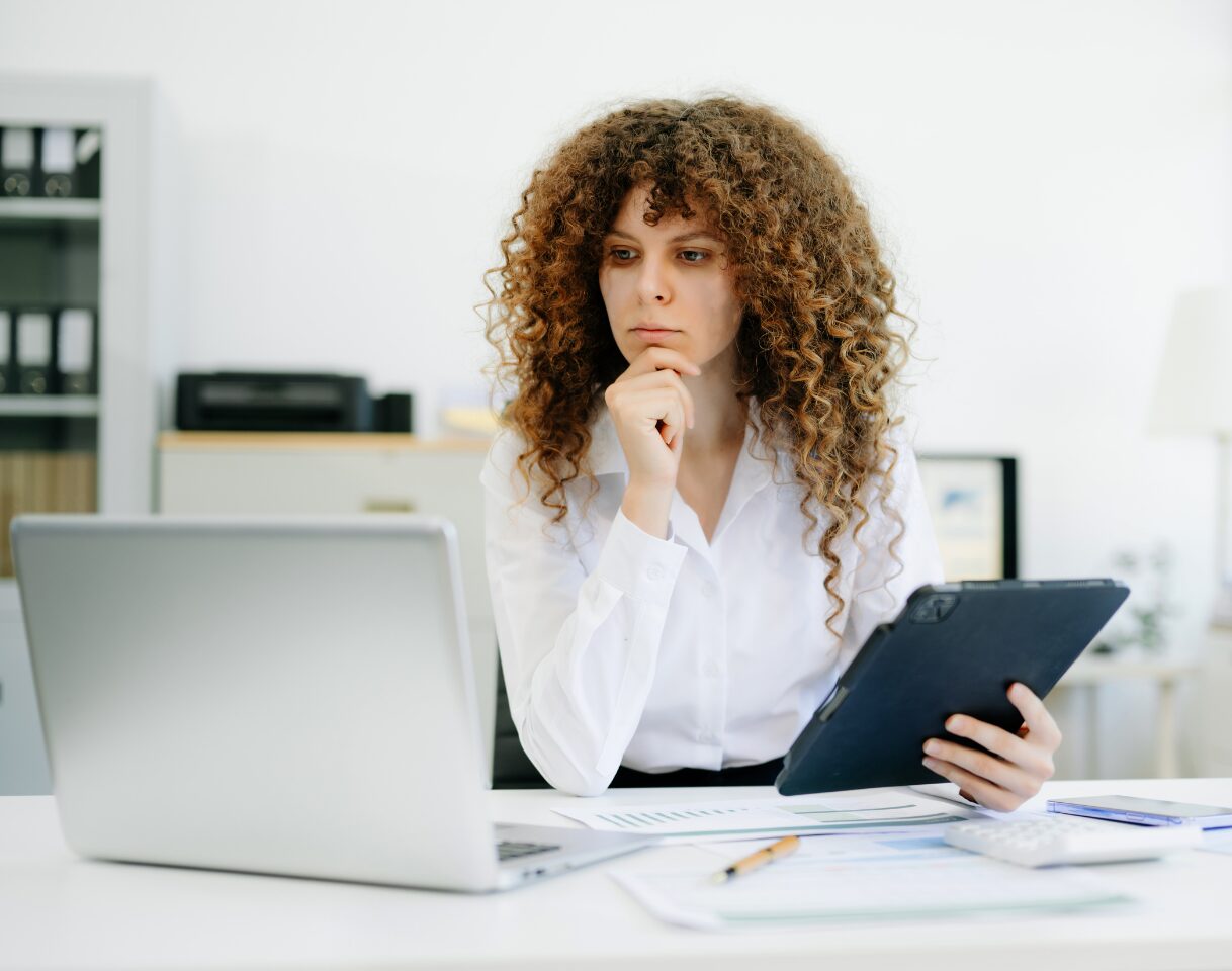 A young woman compares a recording of her speech with the pronunciation patterns she has learned.